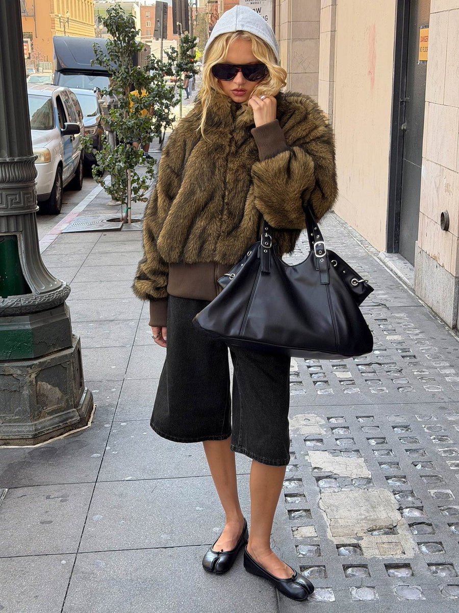 Oversized faux fur bunda